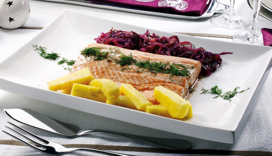 Lomo de Salmón Noruego fresco con lombarda y piña