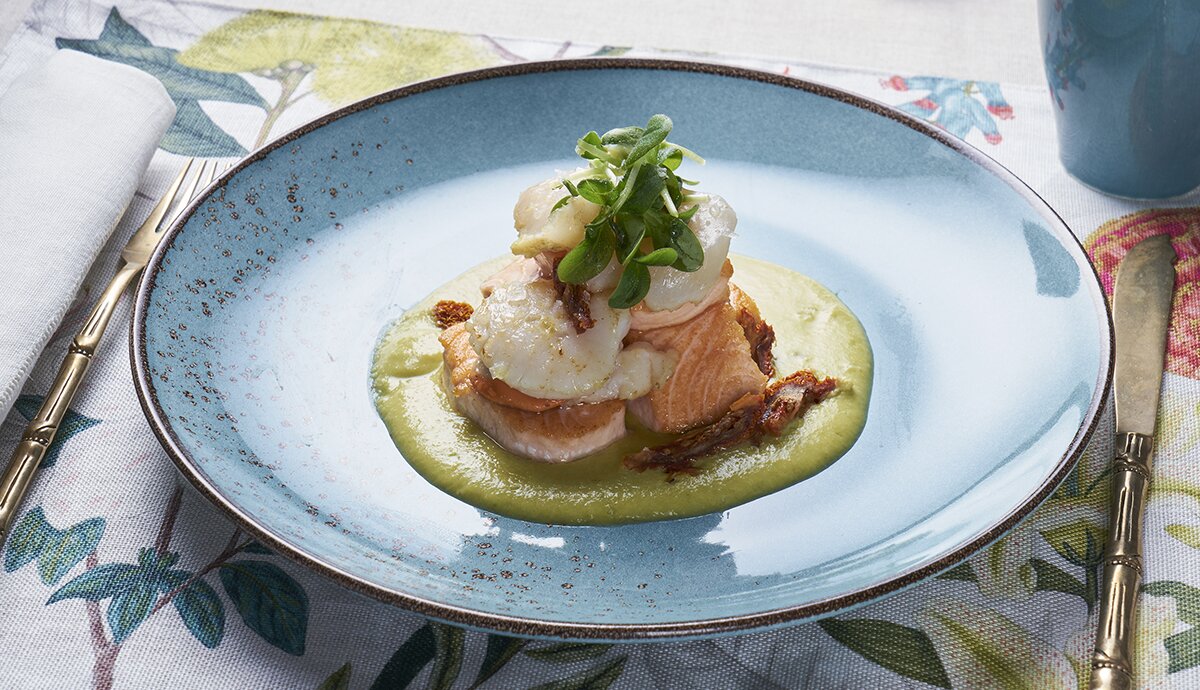 Lomo de Salmón Noruego fresco con vieira asada sobre crema de judías verdes