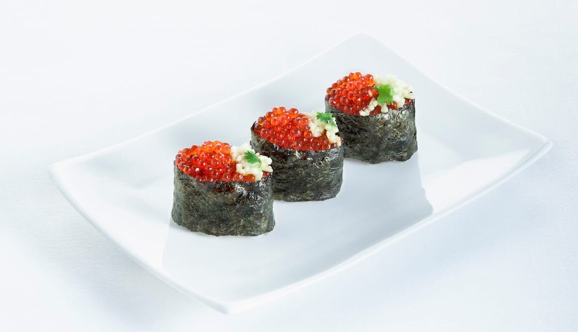 Gunkan de Salmón Noruego fresco con tartar y huevas de Salmón Noruego