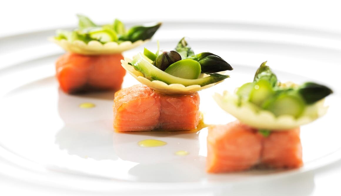 Trucha del fiordo escalfada con cava y alcaparras