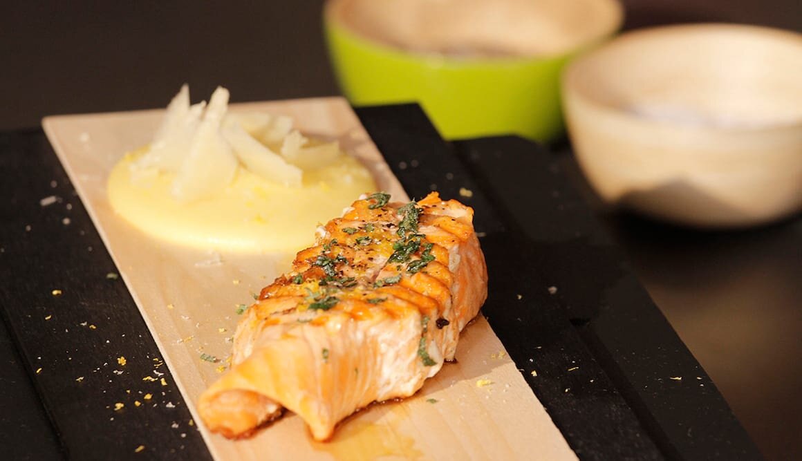 Trucha del Fiordo de Noruega a la parrilla con polenta suave y queso gruyere