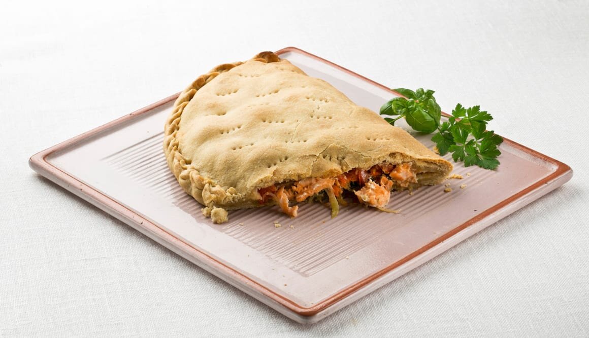Empanada de Salmon Noruego fresco con espinacas y tomatitos