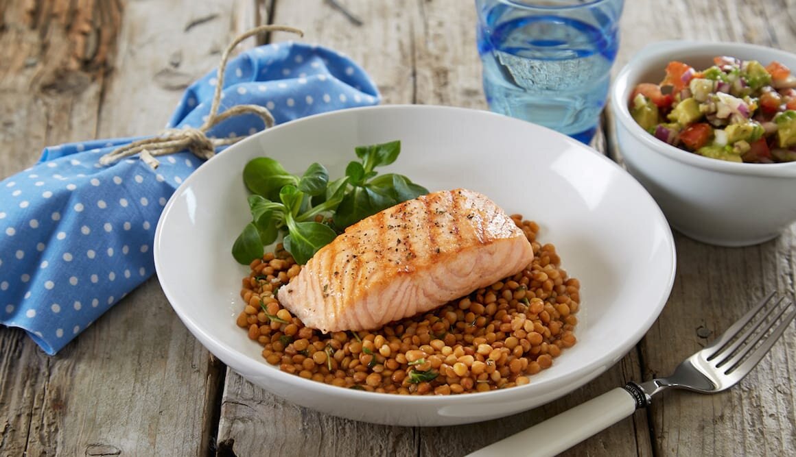 Trucha del Fiordo de Noruega a la plancha con hierbas, lentejas y salsa de aguacate