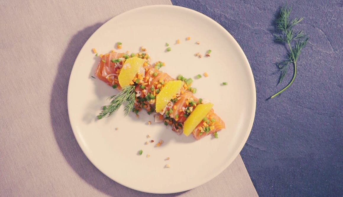Salmón Noruego fresco con naranja y vinagreta de verduras by Hung Fai