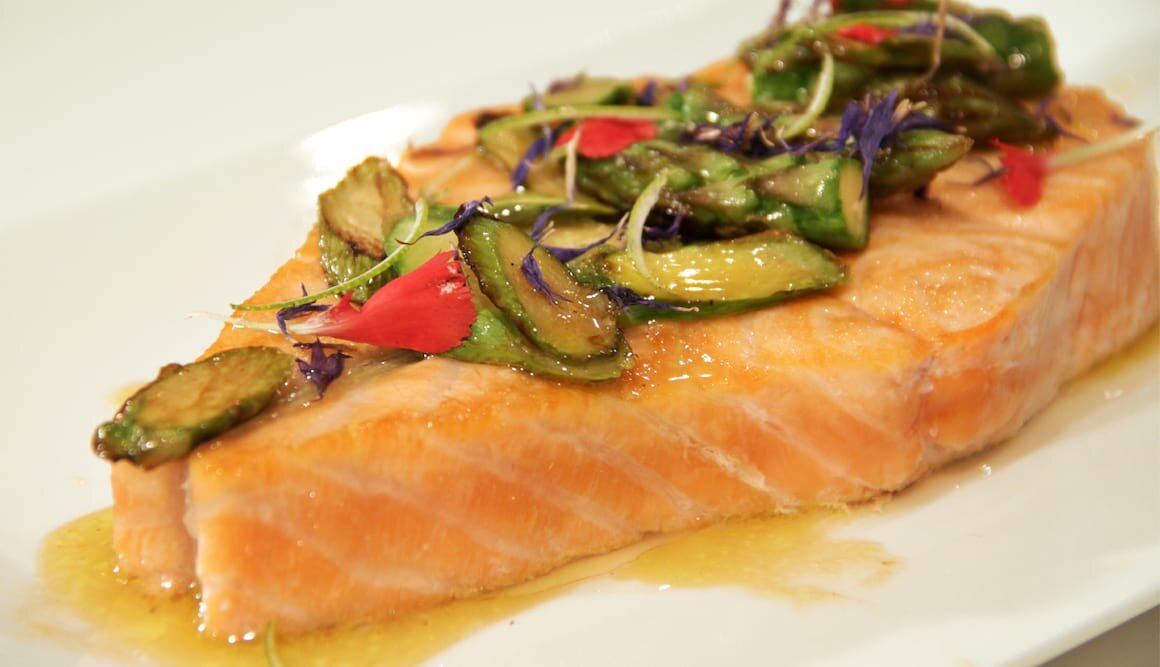 Salmón Noruego fresco asado con trigueros y salsa de lima by Sergio Fernández