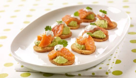 Trucha del Fiordo de Noruega marinada con soja, crema de aguacate y yogur