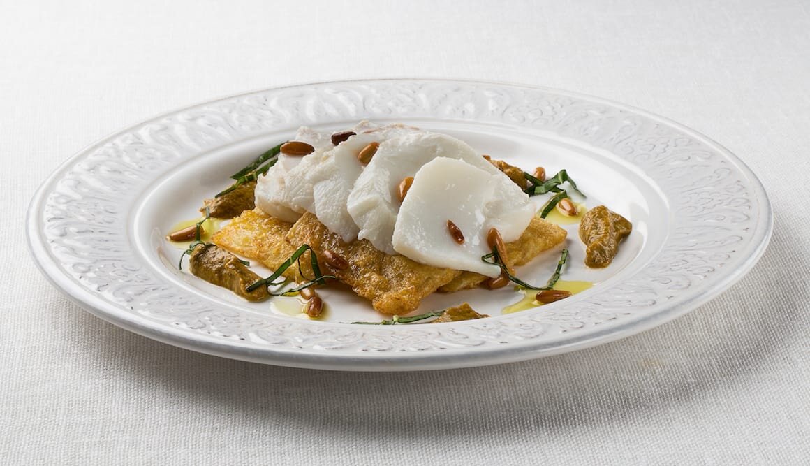 Lascas de Skrei con pencas de acelgas y salsa de piñones