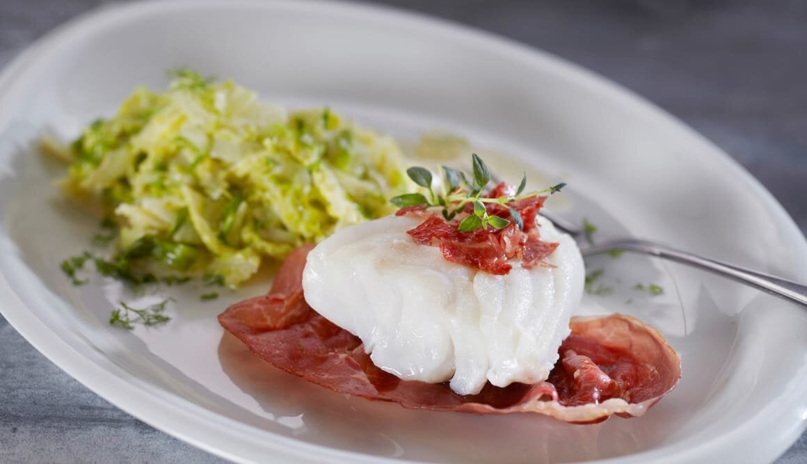 Bacalao Noruego tradicional con crujiente de jamón y crema de hinojo