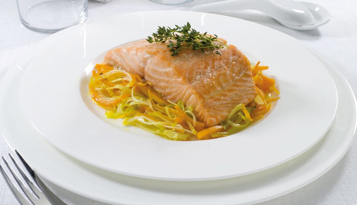 Salmón Noruego fresco con juliana de verduras