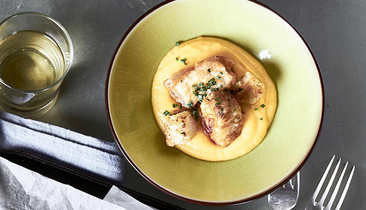 Bacalao noruego tradicional frito con crema de calabaza