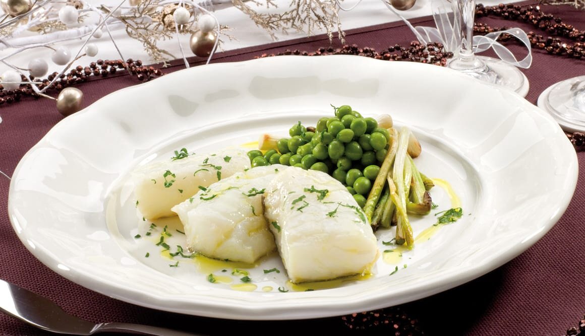 Bacalao Noruego tradicional con ajetes y guisantes frescos