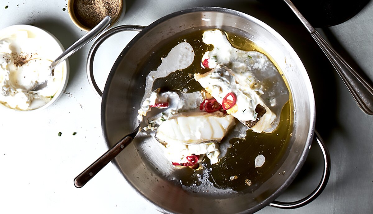 Bacalao Noruego tradicional confitado con crema de queso, ajo y cebollino