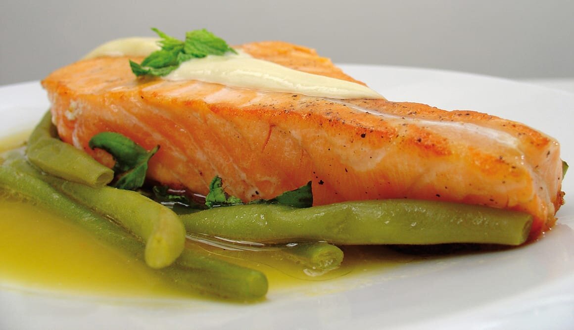 Lomo de Salmón Noruego fresco crujiente con hortalizas