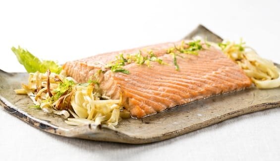 Salmón Noruego Fresco con cebolletas y raiz de apio