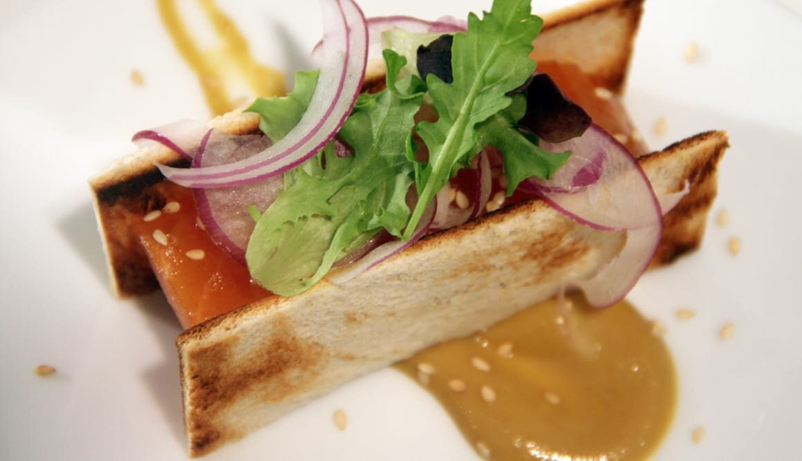 Corte de Salmón Noruego ahumado marinado con sésamo y lechuguitas by Sergio Fernández