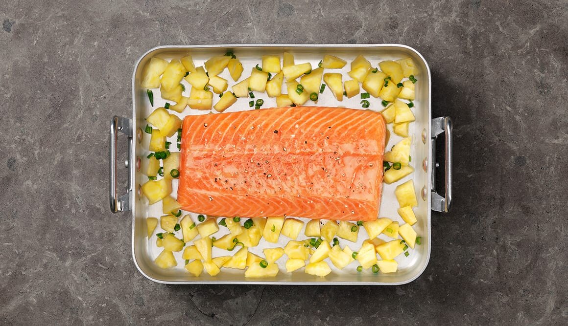 Lomo de salmón Noruego fresco al horno con miel, mostaza Dijon y piña