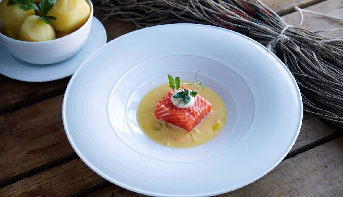 Salmón Noruego fresco al horno con crema de manzana