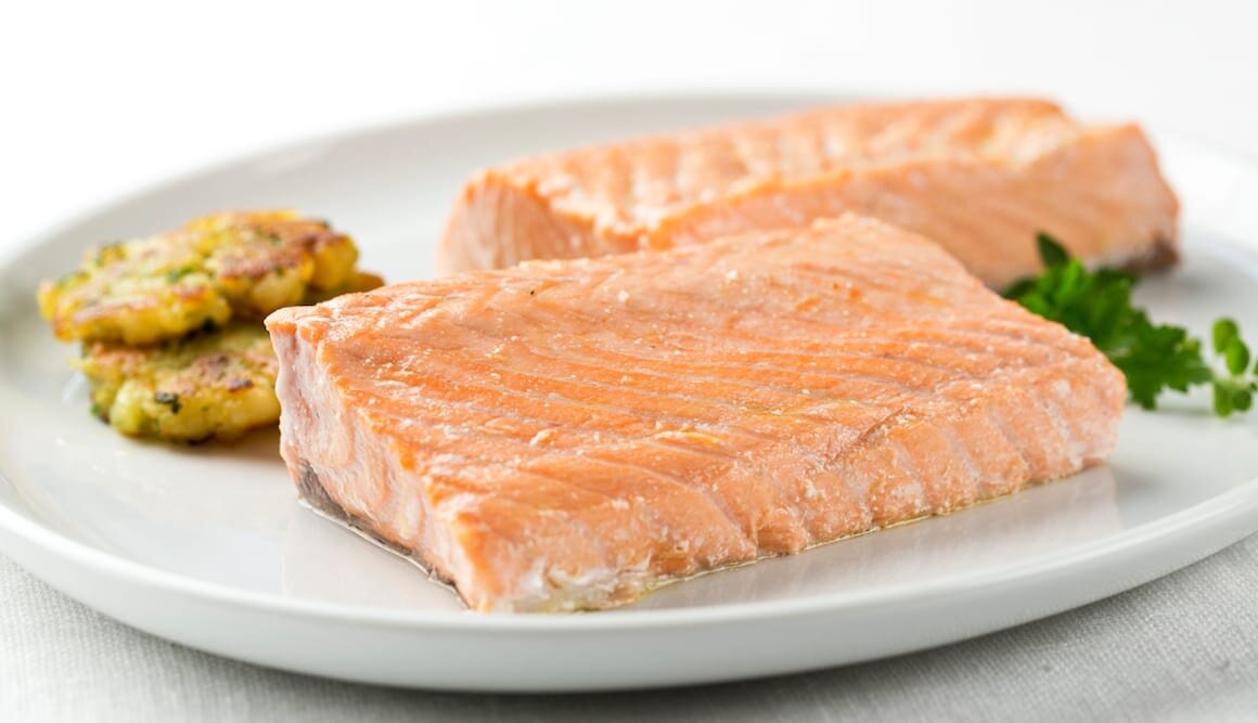 Salmón Noruego fresco marinado y al horno con pastelitos de patatas y cilantro