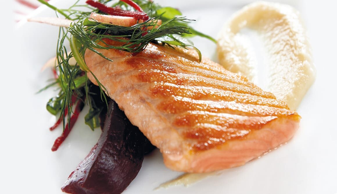 Salmón Noruego fresco al horno mousse de manzana, rábano picante y remolacha
