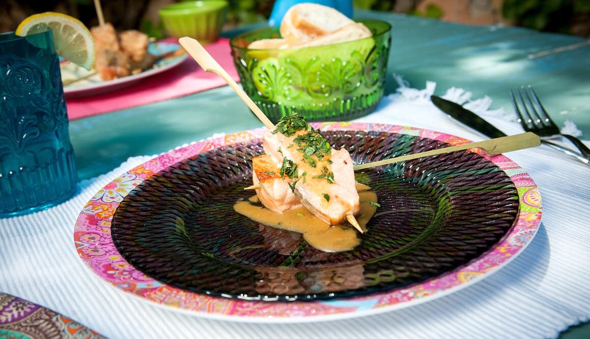 Brochetas de Salmón Noruego fresco con curry y cilantro by Hung Fai