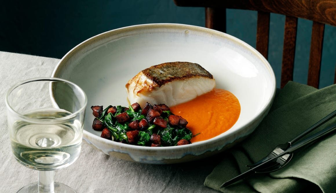 Skrei con salsa de pimiento, chorizo y aceitunas