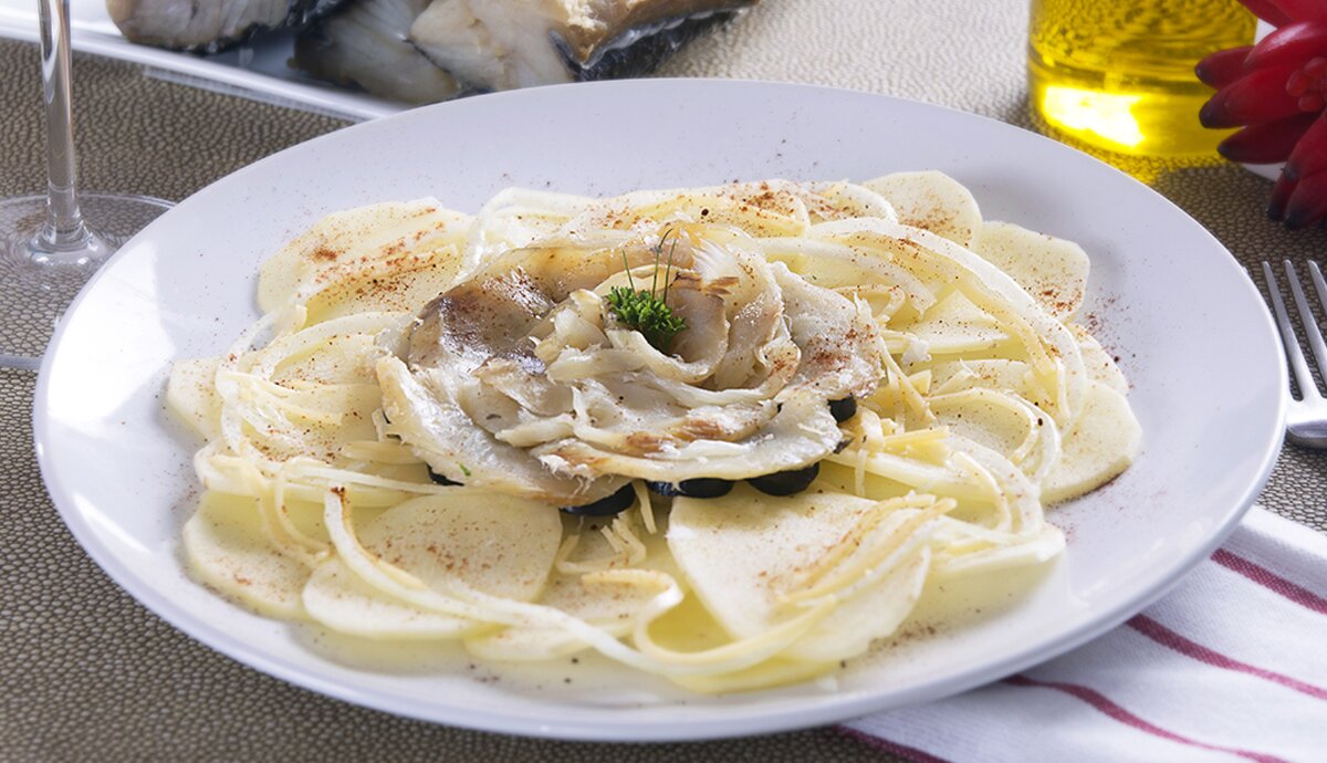 Bacalao Noruego tradicional al horno en salsa blanca