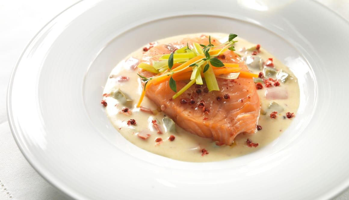 Trucha del Fiordo de Noruega en salsa de pimientos