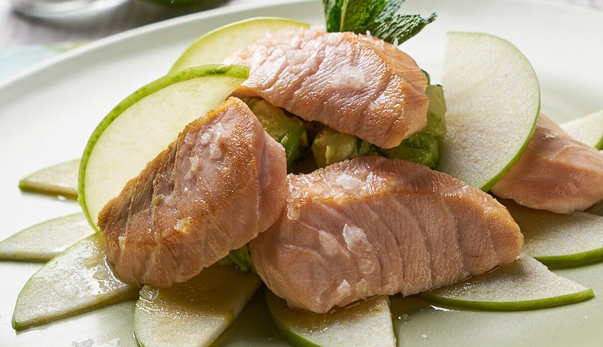 Salmón Noruego fresco con manzana, aguacate y cebollino