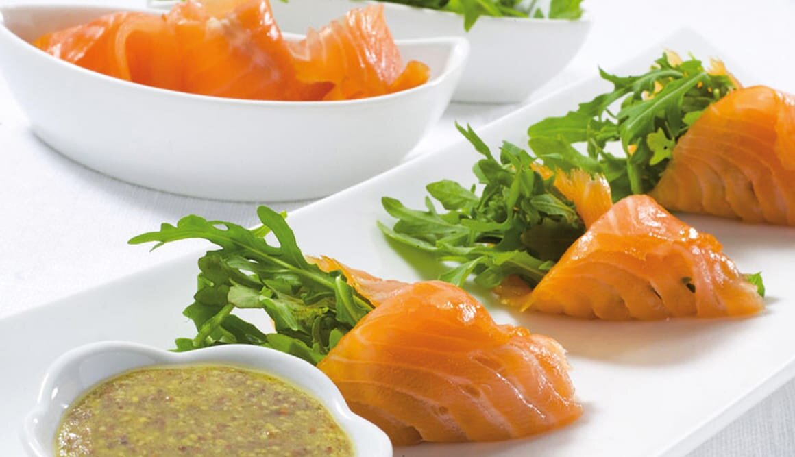 Rollitos de Salmón Noruego ahumado con rúcula