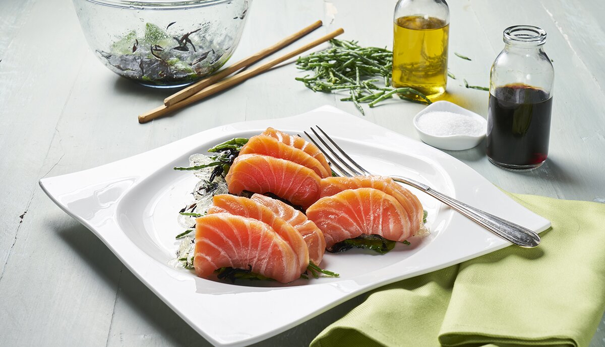Sashimi de Salmón Noruego fresco con ensalada de algas y salicornia
