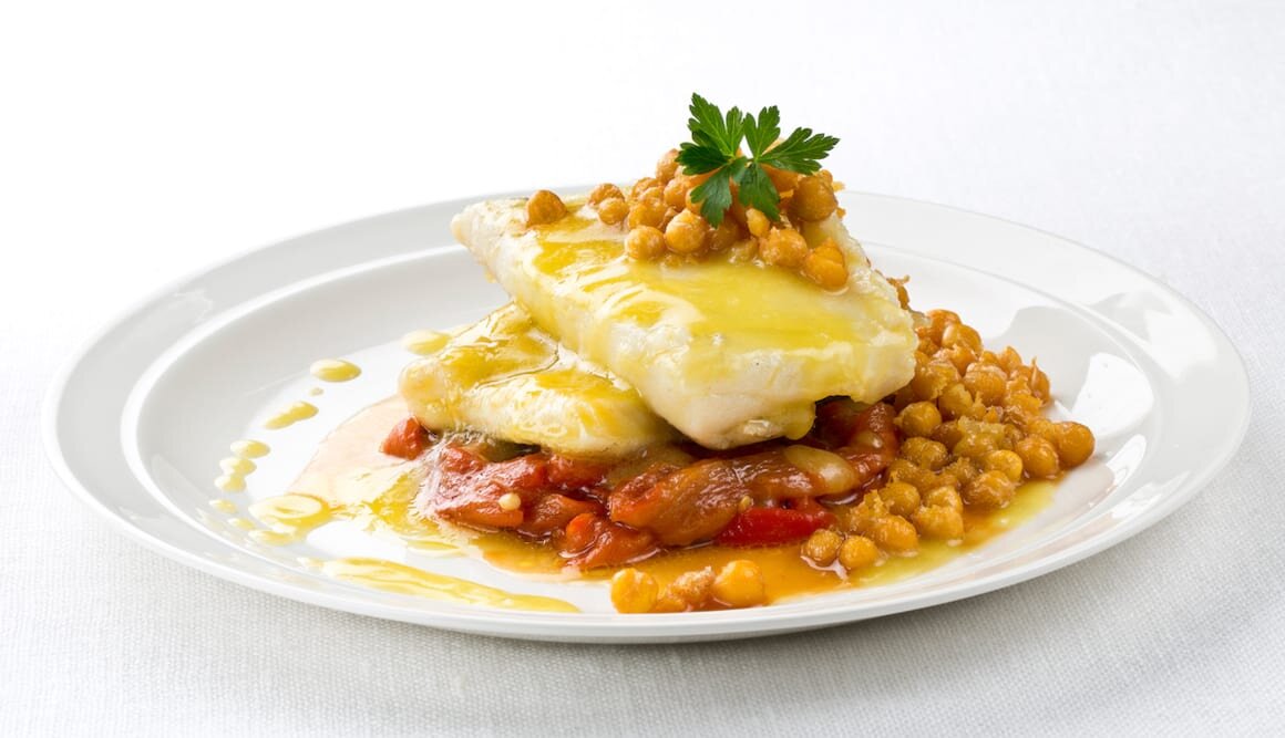 Bacalao Noruego tradicional con pimientos asados y garbanzos fritos