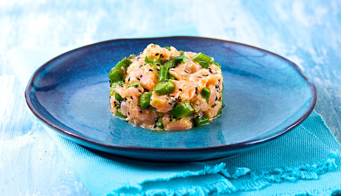 Tartar de Salmón Noruego fresco con espárragos
