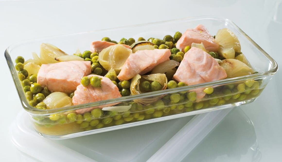 Salmón Noruego fresco con guisantes y cebollitas