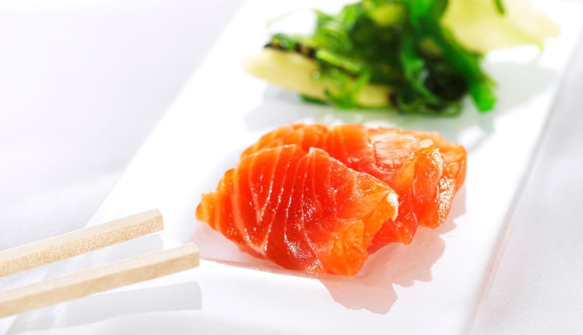 Sashimi de Trucha del Fiordo con ensalada Wakame