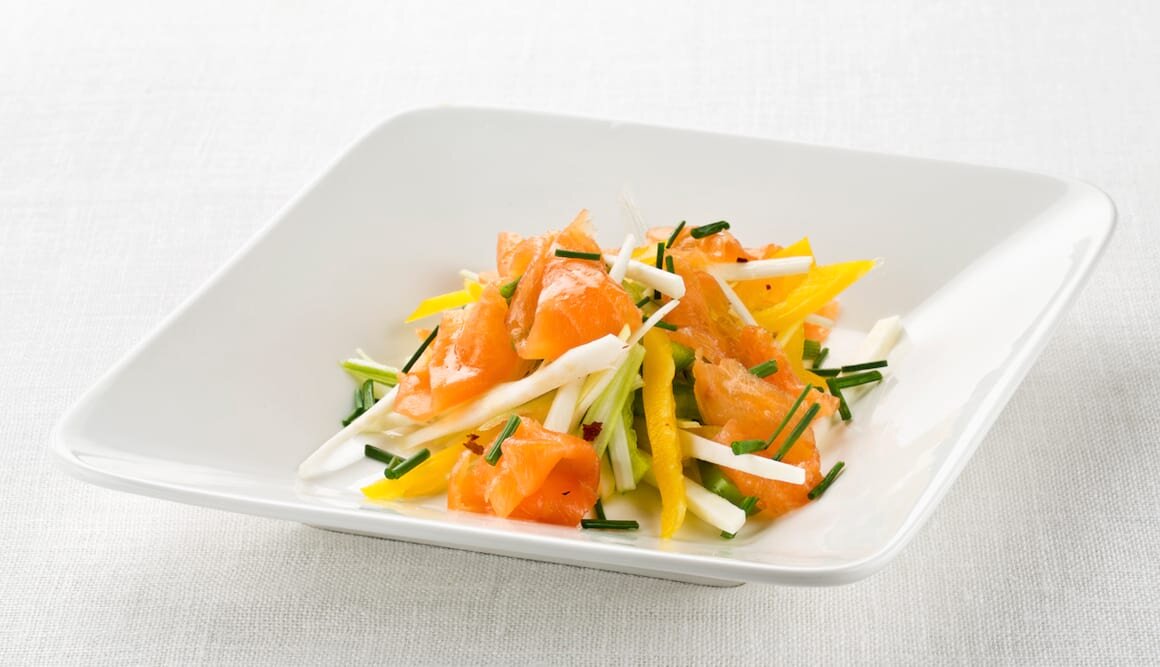Salmón Noruego ahumado y ensalada picante de crudites