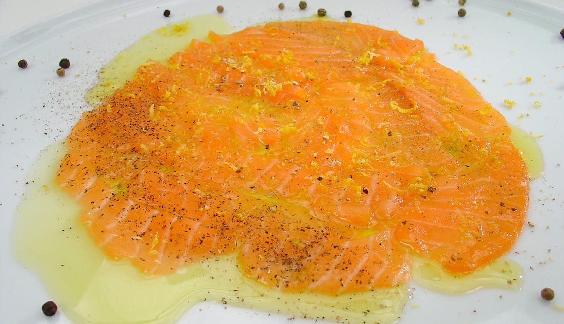 Láminas de Salmón Noruego fresco con pimientas