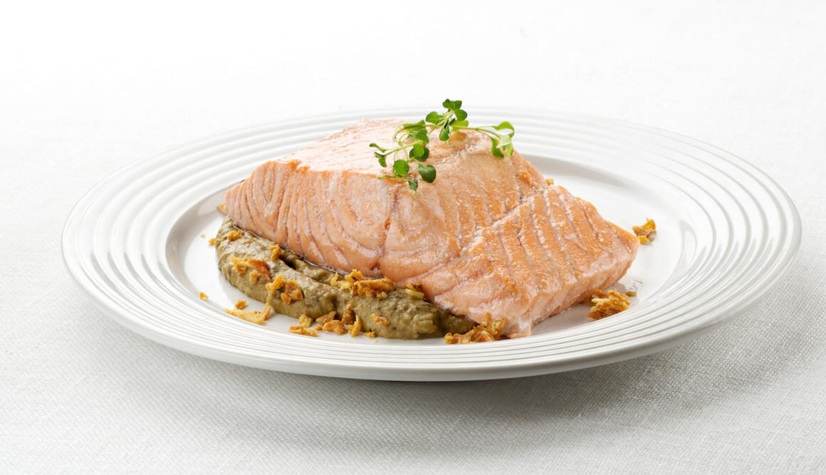 Salmón Noruego fresco con crema de berenjenas