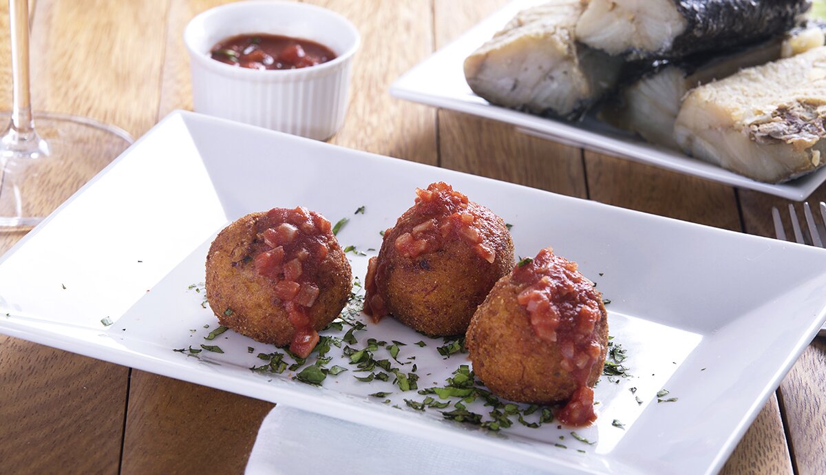 Albóndigas de plátano maduro rellenas de Bacalao Noruego tradicional