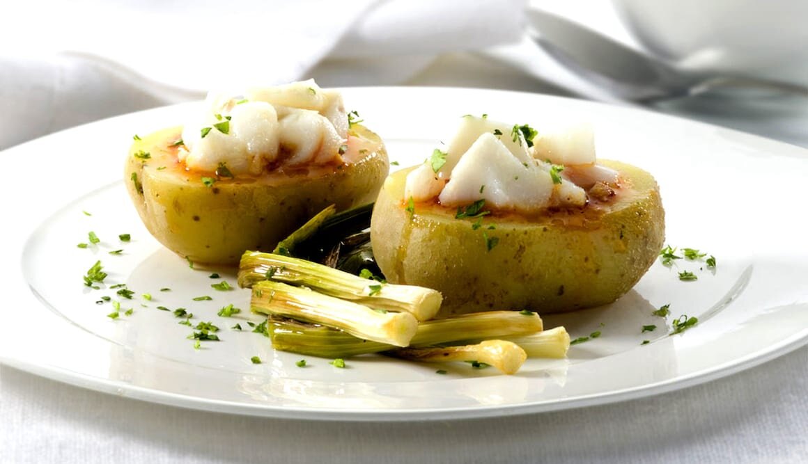 Patatas rellenas de Bacalao Noruego tradicional con salsa de romescu y ajetes