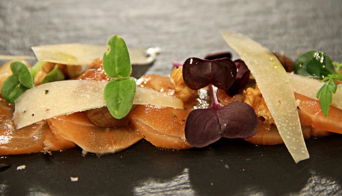 Carpaccio de Salmón Noruego fresco con boletus y manchego by Sergio Fernández