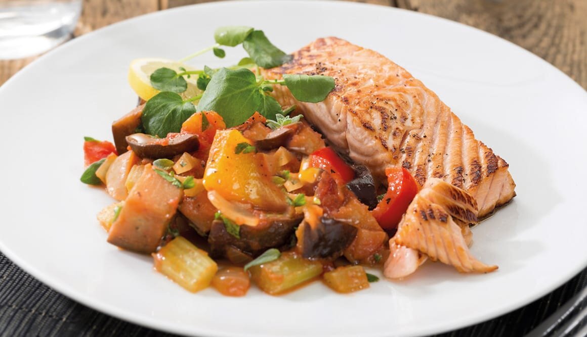 Salmón Noruego fresco asado con pisto