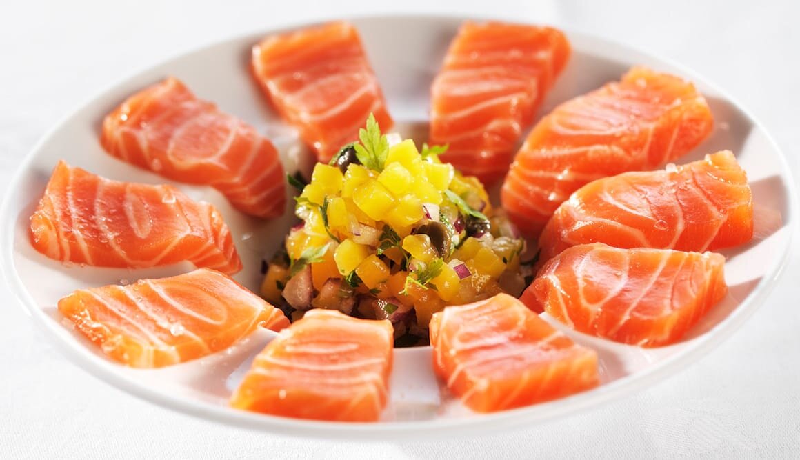 Ceviche de Trucha del Fiordo de Noruega con salsa de mango y alcaparras