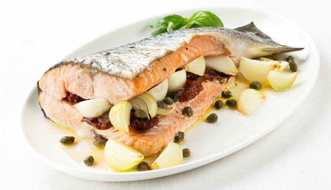 Salmón Noruego Fresco con cebollitas, vino blanco y alcaparras