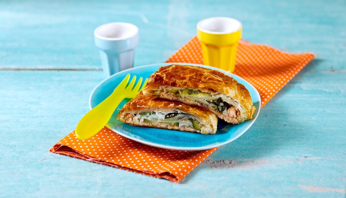 Milhojas de Salmón Noruego ahumado con calabacín, queso de cabra y cebollino