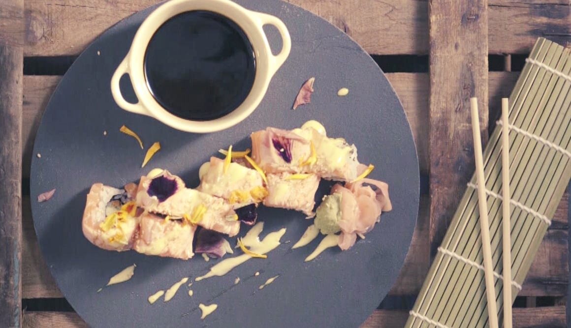 Tsunami roll. Rollito de sushi con Salmón Noruego fresco flambeado by Hung Fai