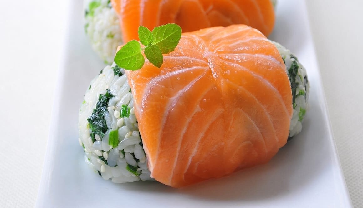 Bolitas de sushi con Salmón Noruego fresco y espinacas