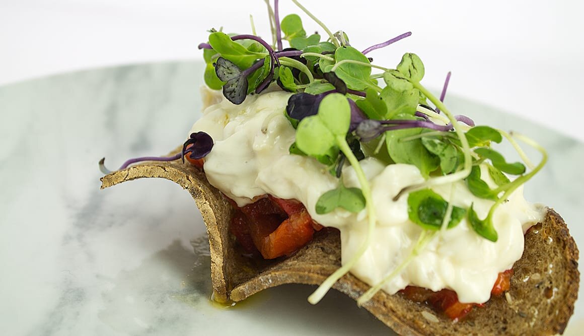 Tosta Crujiente de Skrei con asadillo de pimientos y alioli de mandarina by Fernando Del Cerro