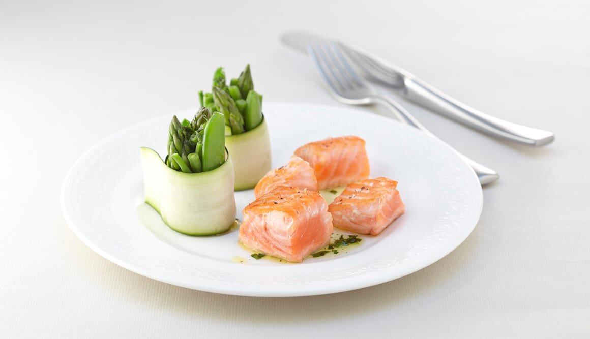 Cubos de Trucha del Fiordo de Noruega con rollitos de verdura y hierbas