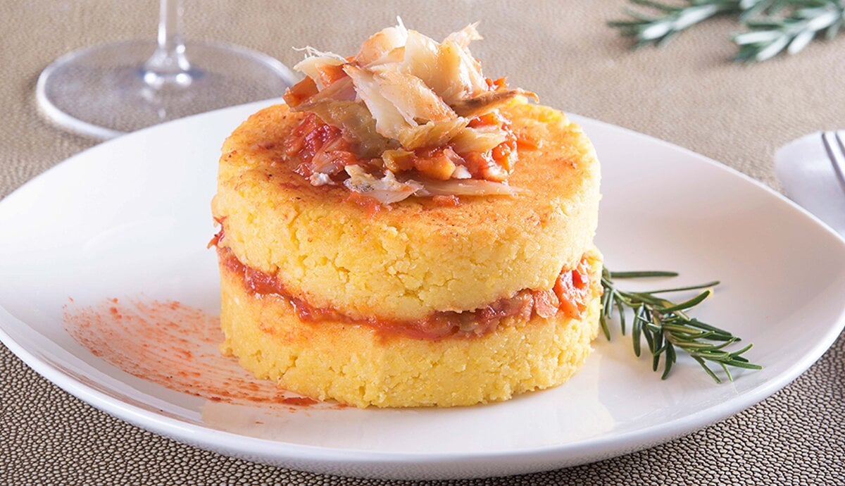 Pastelón de harina de maíz relleno de bacalao noruego tradicional y vegetales