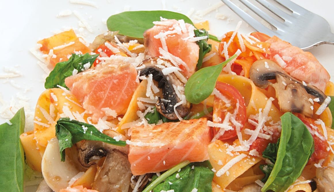 Salmón Noruego fresco con pappardelle, espinacas y champiñones